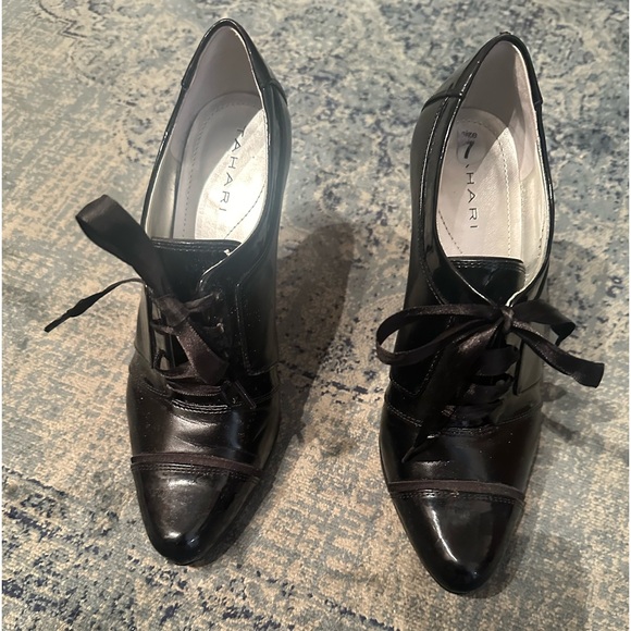 Tahari Shoes very classy size 7 black patent heels lace up - Picture 2 of 4